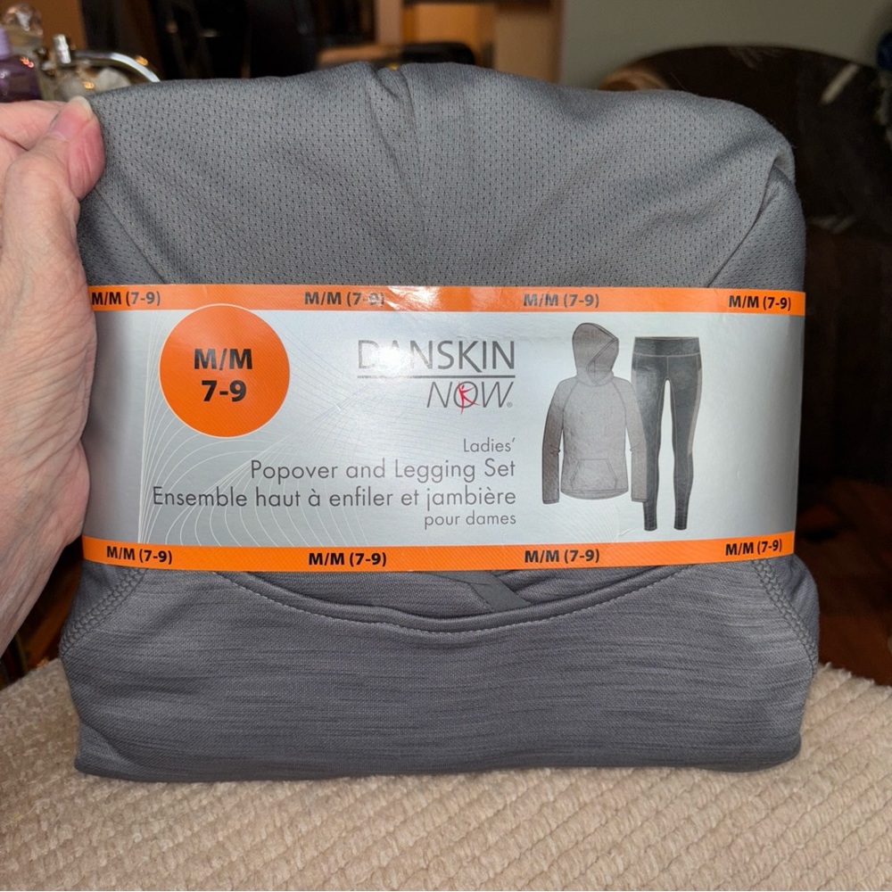 Danskin Now Ladies Grey Flannel Popover and Legging Size 7-9 (Medium).  New!